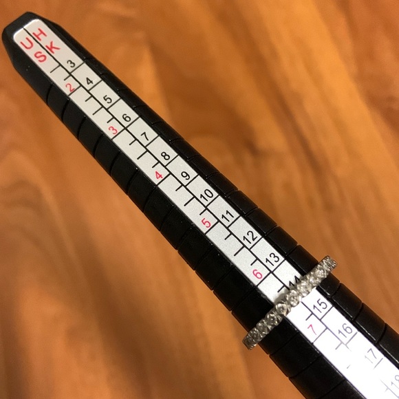 Platinum Ring with Diamonds - Picture 7 of 9